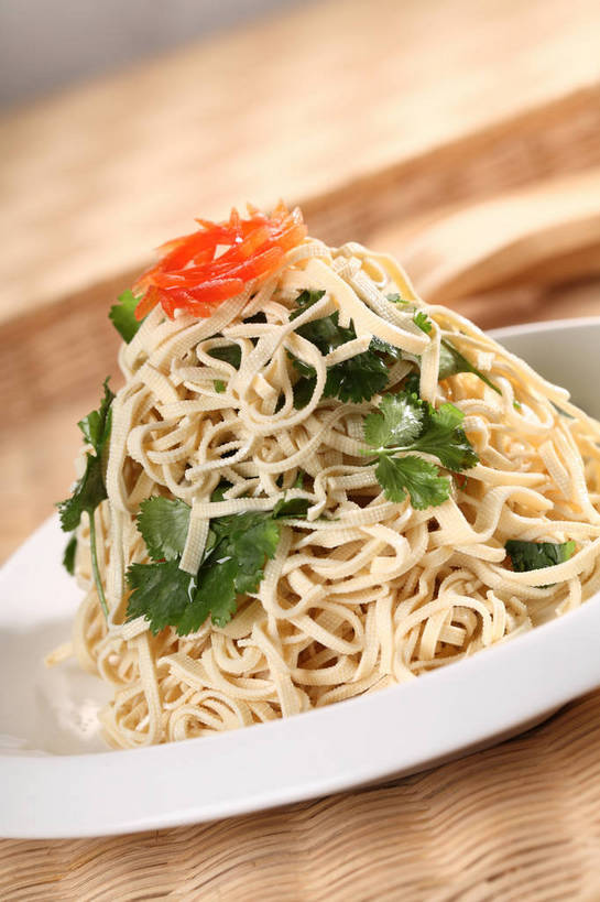 豆腐,无人,竖图,俯视,室内,特写,白天,烹饪,中餐,餐桌,桌子,蔬菜,餐具,叶子,阴影,朦胧,模糊,新鲜,反射,碟子,盘,影子,料理,食品,绿叶,豆腐干,冷盘,菜肴,美食,食物,一个,白色,盘子,碟,中式,嫩叶,冷菜,凉菜,佳肴,有机食品,绿色食品,单个,餐台,中华料理,豆干,豆制品,干丝,叶,叶片,彩图,高角度拍摄,干子,素火腿,shjb1,凉拌干丝