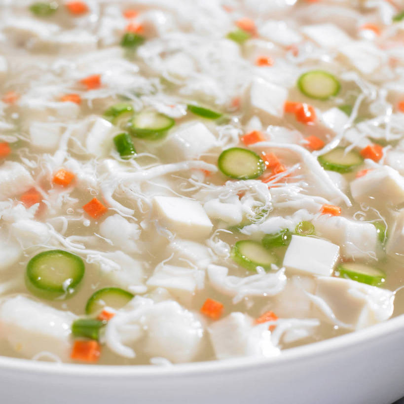 豆腐,无人,横图,俯视,室内,特写,白天,烹饪,中餐,餐桌,桌子,萝卜,胡萝卜,蔬菜,阴影,新鲜,反射,影子,陶瓷,葱,青葱,浓汤,汤,料理,食品,陶瓷制品,羹,菜肴,美食,食物,一个,红色,绿色,白色,容器,碗,中式,佳肴,有机食品,绿色食品,单个,餐台,中华料理,储藏,豆制品,储存,黄萝卜,番萝卜,豆腐羹,红萝卜,甘荀,彩图,高角度拍摄,丁香萝卜,胡芦菔金,金笋,贮存,shjb1