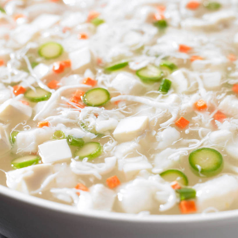 豆腐,无人,横图,俯视,室内,特写,白天,烹饪,中餐,餐桌,桌子,萝卜,胡萝卜,蔬菜,阴影,新鲜,反射,影子,陶瓷,葱,青葱,浓汤,汤,料理,食品,陶瓷制品,羹,菜肴,美食,食物,一个,红色,绿色,白色,容器,碗,中式,佳肴,有机食品,绿色食品,单个,餐台,中华料理,储藏,豆制品,储存,黄萝卜,番萝卜,豆腐羹,红萝卜,甘荀,彩图,高角度拍摄,丁香萝卜,胡芦菔金,金笋,贮存,shjb1