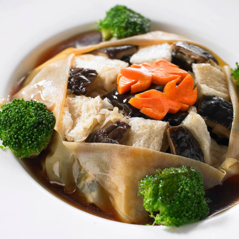 无人,横图,俯视,室内,特写,白天,白色背景,烹饪,中餐,餐桌,桌子,萝卜,胡萝卜,蔬菜,阴影,新鲜,反射,影子,陶瓷,菌菇,西兰花,香菇,肉,料理,食品,陶瓷制品,菌类,猪肉,豆腐皮,菜肴,美食,肉类,食物,一个,白色,容器,碗,中式,食用菌,摄影,佳肴,有机食品,绿色食品,影棚,单个,餐台,中华料理,肉皮,储藏,真菌,储存,摄影棚,黄萝卜,番萝卜,腐竹,肉食,豚肉,椎茸,豆腐衣,甘蓝花,油皮,猪肉皮,红萝卜,甘荀,彩图,高角度拍摄,影棚拍摄,拍摄,丁香萝卜,胡芦菔金,平庄菇,香菌,香蕈,金笋,绿菜花,绿花菜,青花菜,蔬菜皇冠,贮存,shjb1