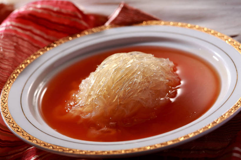 无人,横图,俯视,室内,特写,白天,烹饪,中餐,餐桌,桌子,阴影,反射,布料,影子,陶瓷,汤,料理,食品,陶瓷制品,布纹,菜肴,美食,桌布,食物,一个,红色,餐巾,容器,台布,碗,中式,佳肴,单个,餐台,中华料理,储藏,鱼翅,储存,鱼翅羹,湖南菜,湘菜,羹汤,鲛鲨翅,鲛鱼翅,金丝菜,沙鱼翅,鲨鱼翅,鲨鱼鳍,餐桌布,彩图,高角度拍摄,贮存,shjb1