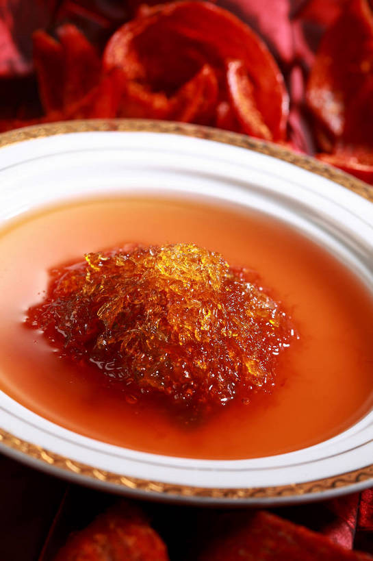 无人,竖图,俯视,室内,特写,白天,烹饪,中餐,餐桌,桌子,餐具,阴影,反射,布料,碟子,盘,影子,汤,料理,食品,布纹,菜肴,美食,桌布,食物,一个,红色,盘子,餐巾,碟,台布,橙色,中式,佳肴,单个,餐台,中华料理,鱼翅,鱼翅羹,湖南菜,湘菜,羹汤,鲛鲨翅,鲛鱼翅,金丝菜,沙鱼翅,鲨鱼翅,鲨鱼鳍,餐桌布,彩图,高角度拍摄,shjb1