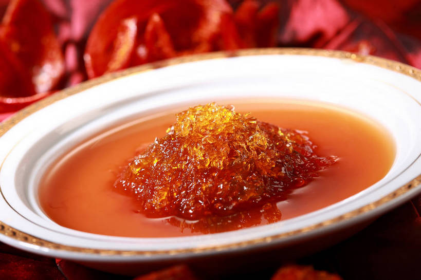 无人,横图,俯视,室内,特写,白天,烹饪,中餐,餐桌,桌子,餐具,阴影,反射,布料,碟子,盘,影子,汤,料理,食品,布纹,菜肴,美食,桌布,食物,一个,红色,盘子,餐巾,碟,台布,橙色,中式,佳肴,单个,餐台,中华料理,鱼翅,鱼翅羹,湖南菜,湘菜,羹汤,鲛鲨翅,鲛鱼翅,金丝菜,沙鱼翅,鲨鱼翅,鲨鱼鳍,餐桌布,彩图,高角度拍摄,shjb1