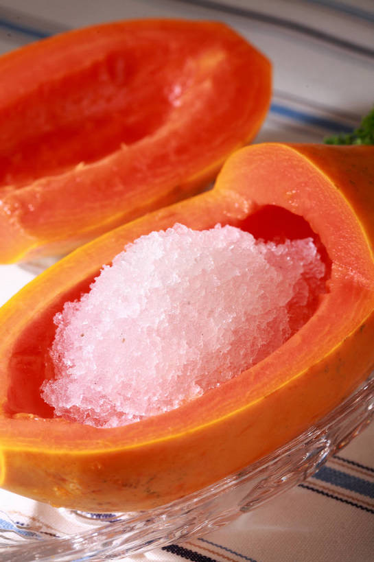 无人,竖图,俯视,室内,特写,白天,餐桌,桌子,木瓜,芹菜,蔬菜,水果,叶子,玻璃,切开,阴影,新鲜,反射,布料,影子,冰,生食,食品,果实,绿叶,清凉,布纹,冷冻,玻璃制品,桌布,食物,一个,餐巾,容器,台布,碗,冷饮,切,舒服,橙色,嫩叶,寒冷,有机食品,绿色食品,荷兰芹,欧芹,香芹,刨冰,冷藏,单个,餐台,储藏,解暑,配菜,储存,解渴,碎冰,剖面,切面,舒爽,法香,巴西利,洋香菜,洋芫荽,法国香菜,旱芹菜,番荽,消暑,保鲜,奶匏,蓬生果,乳瓜,石瓜,万寿匏,叶,叶片,万寿果,番木瓜,餐桌布,彩图,高角度拍摄,贮存,shjb1