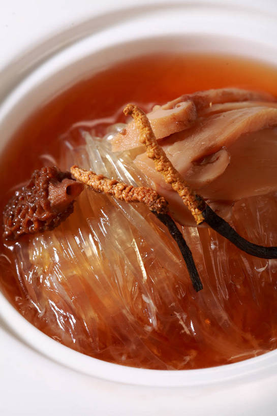 无人,竖图,俯视,室内,特写,白天,烹饪,中餐,餐桌,桌子,蔬菜,阴影,新鲜,反射,影子,陶瓷,菌菇,汤,料理,食品,陶瓷制品,菌类,菜肴,美食,食物,一个,白色,容器,碗,中式,食用菌,佳肴,有机食品,绿色食品,单个,餐台,中华料理,储藏,真菌,鱼翅,储存,冬虫夏草,羊肚菇,鱼翅羹,羊肚菜,羊肚菌,羊蘑,美味羊肚菌,虫草,冬虫草,中华虫草菌,湖南菜,湘菜,羹汤,鲛鲨翅,鲛鱼翅,金丝菜,沙鱼翅,鲨鱼翅,鲨鱼鳍,彩图,高角度拍摄,草笠竹,贮存,shjb1