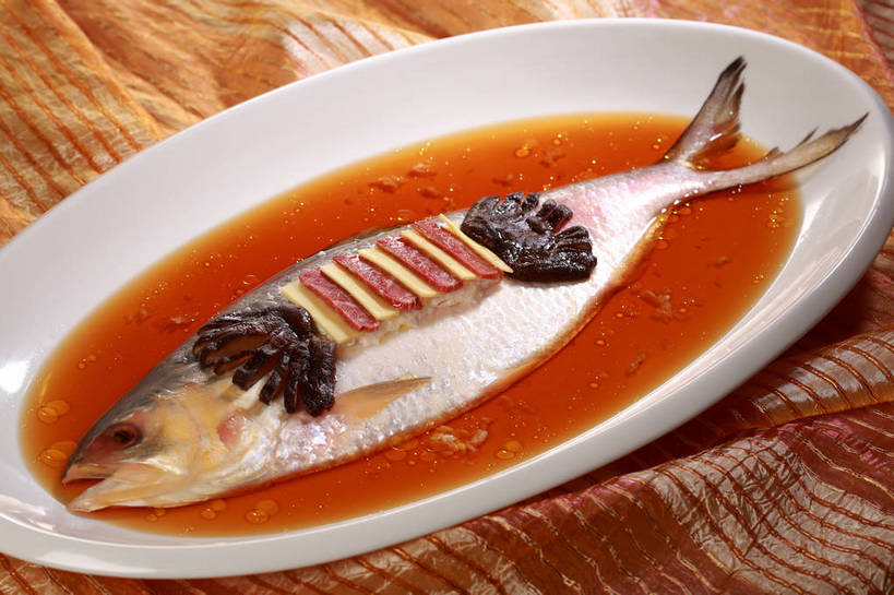 无人,横图,俯视,室内,特写,白天,烹饪,中餐,餐桌,桌子,蔬菜,餐具,阴影,新鲜,反射,布料,碟子,盘,影子,菌菇,香菇,肉,鱼肉,料理,食品,菌类,布纹,猪肉,腊肉,菜肴,美食,肉类,桌布,食物,一个,白色,盘子,餐巾,碟,台布,中式,食用菌,佳肴,有机食品,绿色食品,单个,餐台,中华料理,真菌,肉食,蒸菜,豚肉,椎茸,餐桌布,彩图,高角度拍摄,清蒸鱼,平庄菇,香菌,香蕈,shjb1