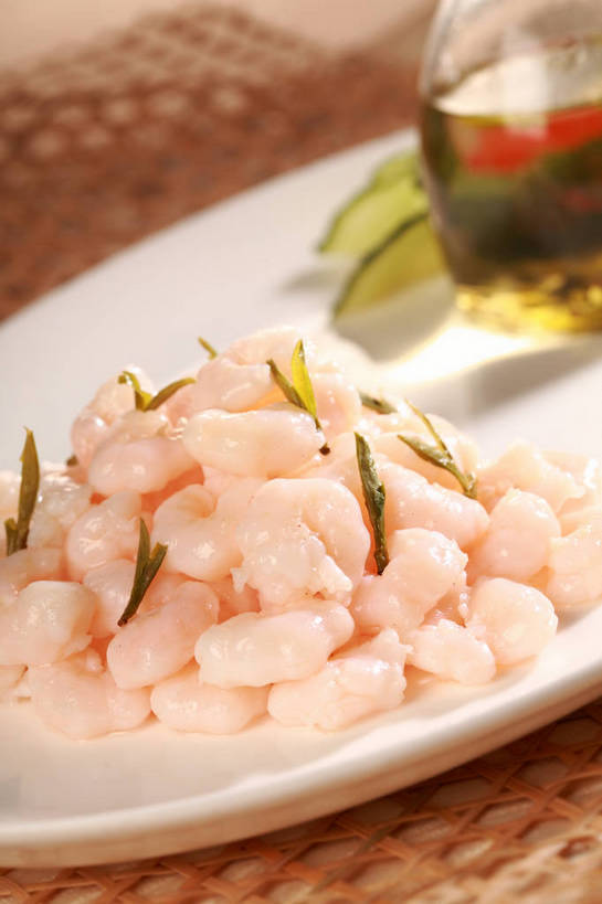 无人,竖图,俯视,室内,特写,白天,烹饪,中餐,餐桌,桌子,杯子,餐具,叶子,一堆,阴影,堆叠,堆积,朦胧,模糊,反射,碟子,盘,影子,肉,虾仁,料理,食品,绿叶,菜肴,美食,肉类,玻璃制品,食物,两个,盘子,水杯,碟,中式,嫩叶,佳肴,餐台,中华料理,水晶虾仁,堆,虾肉,配菜,肉食,本帮菜,沪菜,上海菜,叶,叶片,玻璃杯,彩图,高角度拍摄,shjb1