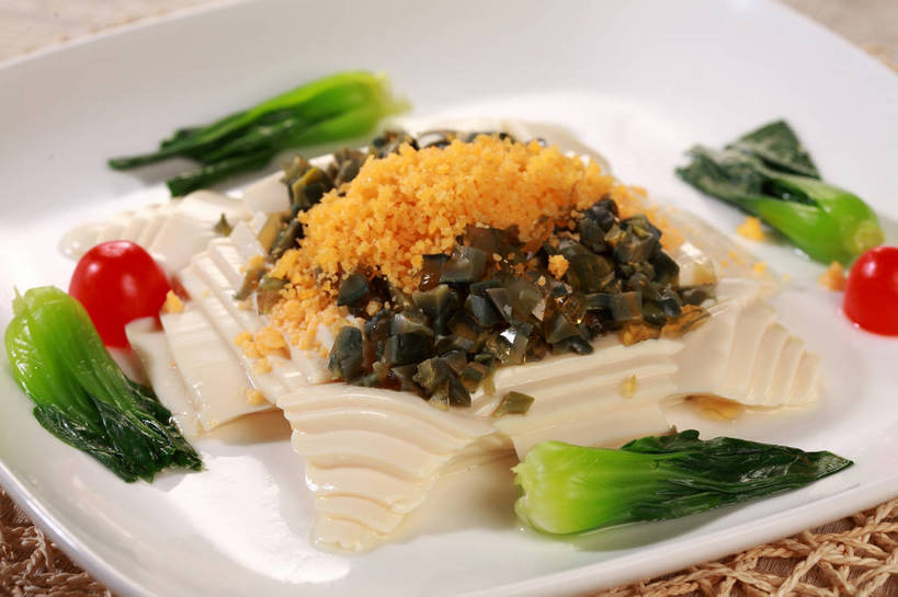 豆腐,无人,横图,俯视,室内,特写,白天,烹饪,中餐,餐桌,桌子,蔬菜,西红柿,小番茄,餐具,阴影,新鲜,反射,碟子,盘,影子,青菜,蛋,料理,食品,鸭蛋,冷盘,皮蛋,小吃,菜肴,美食,食物,一个,红色,绿色,白色,盘子,碟,中式,冷菜,凉菜,佳肴,有机食品,绿色食品,单个,餐台,中华料理,豆制品,小白菜,卵,鸭卵,不结球白菜,松花蛋,变蛋,小西红柿,樱桃小番茄,珍珠小番茄,樱桃番茄,圣女果,番茄,彩图,高角度拍摄,shjb1