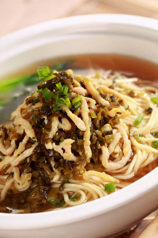 面食,面条,无人,竖图,俯视,室内,特写,白天,烹饪,中餐,餐桌,桌子,蔬菜,阴影,新鲜,反射,影子,陶瓷,葱,青菜,青葱,面,肉,料理,食品,陶瓷制品,猪肉,雪菜肉丝面,雪菜,菜肴,美食,肉类,食物,一个,绿色,白色,容器,碗,中式,佳肴,有机食品,绿色食品,单个,餐台,中华料理,储藏,储存,小白菜,肉食,豚肉,雪里红,不结球白菜,彩图,高角度拍摄,雪里蕻,贮存,shjb1