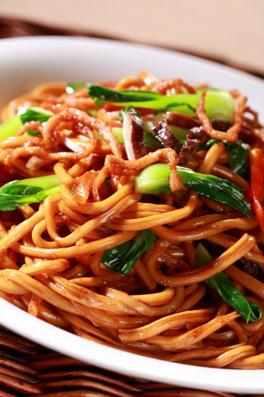 面食,面条,无人,竖图,俯视,室内,特写,白天,烹饪,中餐,餐桌,桌子,蔬菜,餐具,阴影,新鲜,反射,碟子,盘,影子,青菜,炒面,面,肉,料理,食品,肉丝,菜肴,美食,肉类,食物,一个,白色,盘子,碟,中式,佳肴,有机食品,绿色食品,单个,餐台,中华料理,小白菜,肉食,不结球白菜,彩图,高角度拍摄,shjb1,青菜肉丝炒面