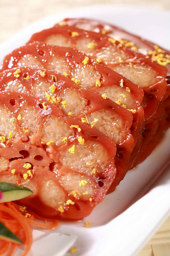 无人,竖图,俯视,室内,特写,白天,烹饪,中餐,餐桌,桌子,桂花,餐具,叶子,一排,切开,阴影,朦胧,模糊,新鲜,整齐,反射,碟子,盘,影子,料理,食品,绿叶,藕,菜肴,美食,食物,排列,一个,黄色,盘子,碟,切,中式,嫩叶,佳肴,有机食品,绿色食品,单个,餐台,中华料理,配菜,草本,队列,剖面,香叶,切面,丹桂,木樨,木犀,莲藕,叶,叶片,彩图,高角度拍摄,桂花糖莲藕,桂花糖藕,浙江菜,菜藕,光旁,果藕,荷藕,湖藕,藕节,水鞭蓉,shjb1