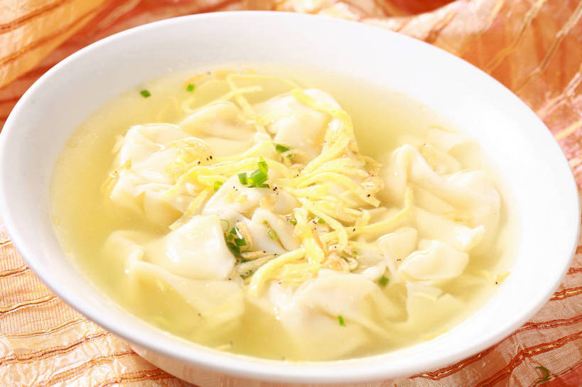 点心,海鲜,馄饨,面食,无人,横图,俯视,室内,特写,白天,餐桌,桌子,蔬菜,阴影,朦胧,模糊,新鲜,反射,影子,陶瓷,葱,青葱,蛋,蛋皮,鸡蛋,虾,虾仁,料理,食品,面点,陶瓷制品,水产,美食,海洋生物,食物,一个,白色,容器,碗,中式,有机食品,绿色食品,单个,餐台,储藏,开洋,虾米,储存,水生动物,海产品,水生物,海底动物,卵,扁肉,彩图,高角度拍摄,海米,金钩,鸡卵,鸡子,贮存,shjb1,大馄饨