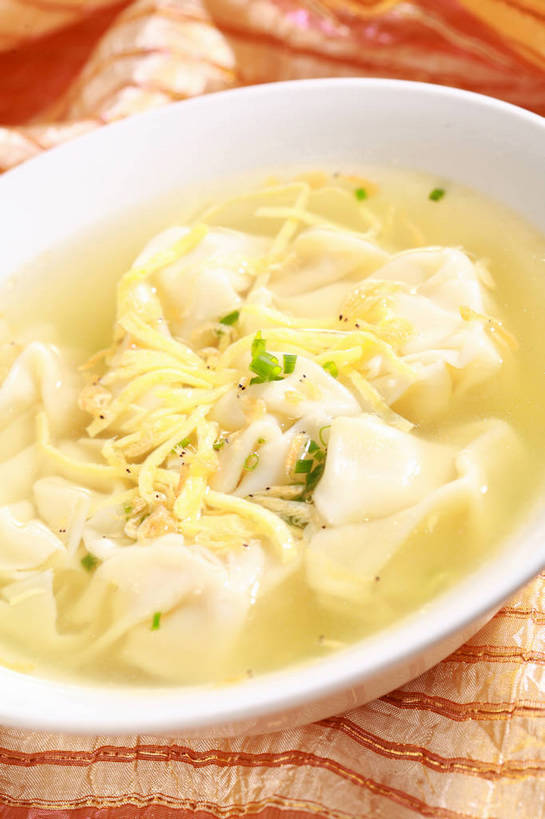 点心,海鲜,馄饨,面食,无人,竖图,俯视,室内,特写,白天,餐桌,桌子,蔬菜,阴影,朦胧,模糊,新鲜,反射,影子,陶瓷,葱,青葱,蛋,蛋皮,鸡蛋,虾,虾仁,料理,食品,面点,陶瓷制品,水产,美食,海洋生物,食物,一个,白色,容器,碗,中式,有机食品,绿色食品,单个,餐台,储藏,开洋,虾米,储存,水生动物,海产品,水生物,海底动物,卵,扁肉,彩图,高角度拍摄,海米,金钩,鸡卵,鸡子,贮存,shjb1,大馄饨