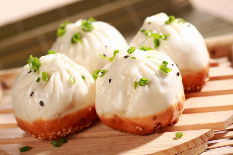 点心,无人,横图,俯视,室内,特写,白天,餐桌,桌子,蔬菜,阴影,朦胧,模糊,新鲜,反射,木制,影子,葱,青葱,油炸,油炸食品,芝麻,料理,食品,面点,案板,美食,砧板,食物,黑色,木制品,四个,中式,有机食品,绿色食品,餐台,黑芝麻,生煎,脂麻,胡麻,白麻,巨胜子,油麻,彩图,高角度拍摄,生煎馒头,生煎包,shjb1