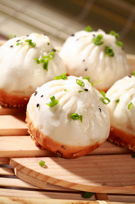 点心,无人,竖图,俯视,室内,特写,白天,餐桌,桌子,蔬菜,阴影,朦胧,模糊,新鲜,反射,木制,影子,葱,青葱,油炸,油炸食品,芝麻,料理,食品,面点,案板,美食,砧板,食物,黑色,木制品,四个,中式,有机食品,绿色食品,餐台,黑芝麻,生煎,脂麻,胡麻,白麻,巨胜子,油麻,彩图,高角度拍摄,生煎馒头,生煎包,shjb1