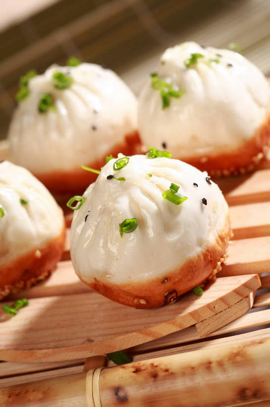 点心,无人,竖图,俯视,室内,特写,白天,餐桌,桌子,蔬菜,阴影,朦胧,模糊,新鲜,反射,木制,影子,葱,青葱,油炸,油炸食品,芝麻,料理,食品,面点,案板,美食,砧板,食物,黑色,木制品,四个,中式,有机食品,绿色食品,餐台,黑芝麻,生煎,脂麻,胡麻,白麻,巨胜子,油麻,彩图,高角度拍摄,生煎馒头,生煎包,shjb1