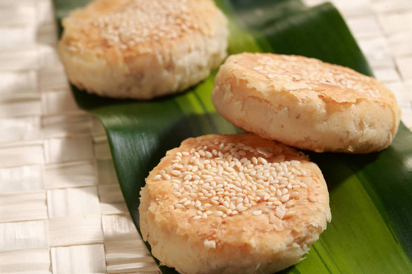 点心,面食,无人,横图,俯视,室内,特写,白天,早餐,餐桌,桌子,叶子,阴影,朦胧,模糊,反射,影子,粽叶,芝麻,料理,食品,绿叶,美食,食物,三个,中式,嫩叶,早点,餐台,芝麻饼,大饼,箬叶,芦苇叶,脂麻,胡麻,白麻,巨胜子,油麻,叶,叶片,彩图,高角度拍摄,早饭,shjb1,芝麻大饼