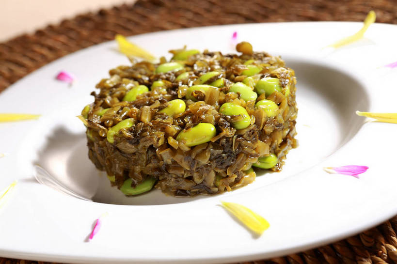 无人,横图,俯视,室内,特写,白天,烹饪,中餐,植物,餐桌,桌子,蔬菜,餐具,阴影,新鲜,盛开,反射,碟子,盘,影子,豆类,豆子,料理,食品,蚕豆,胡豆,佛豆,川豆,倭豆,罗汉豆,花蕾,冷盘,雪菜,菜肴,美食,花,花瓣,花朵,鲜花,食物,一个,白色,盘子,碟,花苞,花蕊,中式,冷菜,凉菜,佳肴,有机食品,绿色食品,单个,餐台,中华料理,配菜,豆科,雪里红,彩图,高角度拍摄,雪里蕻,shjb1,雪菜豆瓣