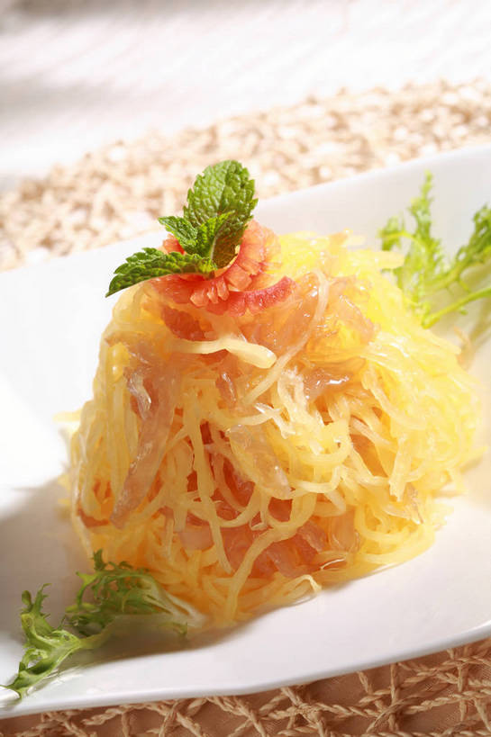 无人,竖图,俯视,室内,特写,白天,烹饪,中餐,餐桌,桌子,餐具,叶子,一堆,阴影,堆叠,堆积,反射,碟子,盘,影子,料理,食品,绿叶,冷盘,菜肴,美食,食物,一个,白色,盘子,碟,中式,嫩叶,冷菜,凉拌海蜇头,凉菜,佳肴,单个,餐台,中华料理,堆,配菜,海蜇头,本帮菜,沪菜,上海菜,叶,叶片,彩图,高角度拍摄,shjb1