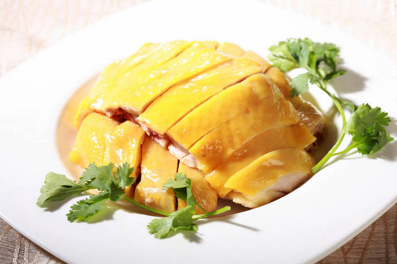 无人,横图,俯视,室内,特写,白天,烹饪,中餐,餐桌,桌子,餐具,叶子,一排,切开,阴影,整齐,反射,碟子,盘,影子,鸡肉,肉,料理,食品,绿叶,菜肴,美食,肉类,食物,排列,一个,黄色,白色,盘子,碟,切,中式,嫩叶,佳肴,单个,餐台,中华料理,配菜,队列,剖面,肉食,白斩鸡,切面,三黄油鸡,叶,叶片,彩图,高角度拍摄,shjb1