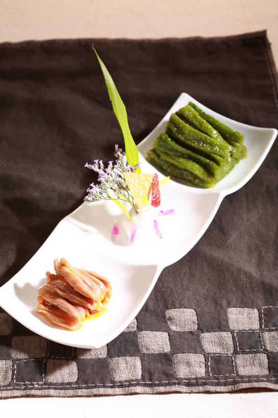 无人,竖图,俯视,室内,特写,白天,烹饪,中餐,餐桌,桌子,蔬菜,餐具,阴影,新鲜,盛开,反射,布料,碟子,盘,影子,肉,料理,食品,花蕾,布纹,鸭肉,冷盘,菜肴,美食,肉类,桌布,花,花瓣,花朵,鲜花,食物,一个,白色,盘子,餐巾,碟,台布,花苞,花蕊,中式,冷菜,凉菜,佳肴,有机食品,绿色食品,单个,餐台,中华料理,配菜,肉食,鸭舌,餐桌布,彩图,高角度拍摄,shjb1