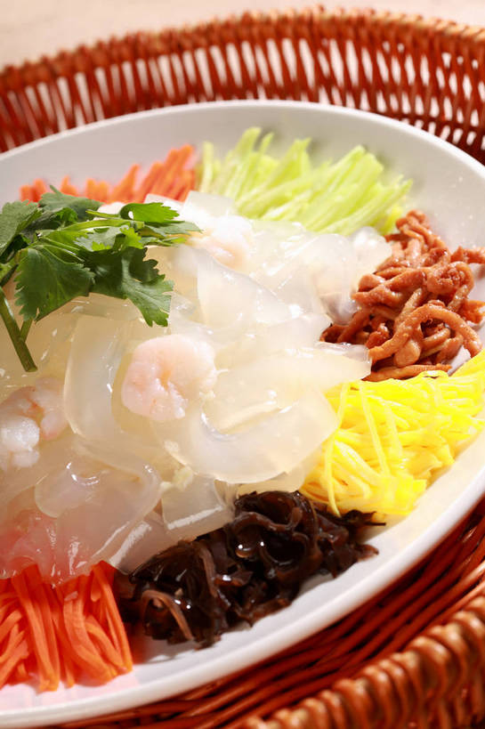 面食,面条,无人,交叉,竖图,俯视,室内,特写,白天,烹饪,中餐,餐桌,桌子,竹子,萝卜,胡萝卜,蔬菜,餐具,叶子,一堆,阴影,堆叠,堆积,竹制,新鲜,编织,反射,碟子,篮子,盘,影子,面,肉,料理,食品,绿叶,粉丝,肉丝,冷盘,菜肴,美食,肉类,食物,两个,白色,盘子,竹篮,碟,中式,嫩叶,冷菜,凉菜,佳肴,有机食品,绿色食品,餐台,中华料理,竹条,堆,交织,配菜,竹制品,黄萝卜,番萝卜,粉条,肉食,穿插,冬粉,叶,叶片,红萝卜,甘荀,彩图,高角度拍摄,丁香萝卜,胡芦菔金,金笋,shjb1