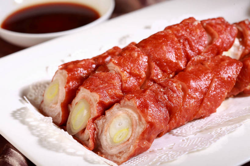 内脏,肠,无人,横图,俯视,室内,特写,白天,烹饪,中餐,餐桌,桌子,蔬菜,餐具,一排,许多,切开,阴影,新鲜,整齐,并列,并排,反射,碟子,盘,影子,葱,大葱,青葱,调料,酱料,酱汁,佐料,料理,食品,调味品,很多,调味料,酱,猪大肠,菜肴,美食,食物,排列,两个,红色,白色,盘子,碟,切,中式,佳肴,有机食品,绿色食品,餐台,中华料理,队列,肠子,平行,剖面,切面,彩图,高角度拍摄,猪肠,鲁菜,山东菜,shjb1,九转大肠