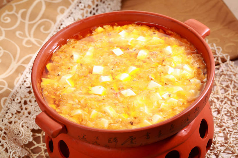 豆腐,无人,横图,俯视,室内,特写,白天,烹饪,中餐,餐桌,桌子,阴影,反射,影子,陶瓷,蛋,鸡蛋,浓汤,汤,料理,食品,陶瓷制品,羹,菜肴,美食,食物,一个,黄色,红色,容器,碗,中式,佳肴,单个,餐台,中华料理,储藏,豆制品,储存,豆腐羹,卵,彩图,高角度拍摄,鸡卵,鸡子,贮存,shjb1,蛋花豆腐羹