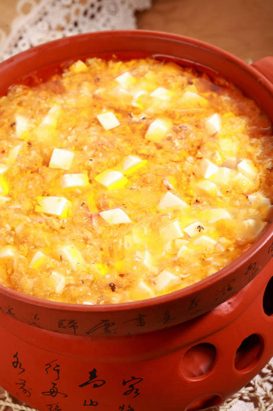 豆腐,无人,竖图,俯视,室内,特写,白天,烹饪,中餐,餐桌,桌子,阴影,反射,影子,陶瓷,蛋,鸡蛋,浓汤,汤,料理,食品,陶瓷制品,羹,菜肴,美食,食物,一个,黄色,红色,容器,碗,中式,佳肴,单个,餐台,中华料理,储藏,豆制品,储存,豆腐羹,卵,彩图,高角度拍摄,鸡卵,鸡子,贮存,shjb1,蛋花豆腐羹