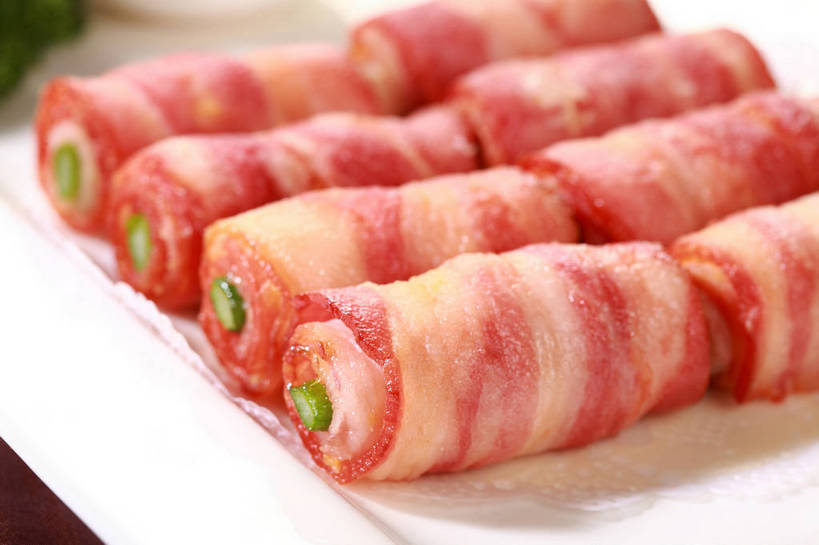 无人,横图,俯视,室内,特写,白天,烹饪,西餐,餐桌,桌子,芦笋,芹菜,蔬菜,餐具,叶子,一排,许多,阴影,新鲜,整齐,并列,并排,反射,布料,碟子,盘,影子,肉,料理,食品,绿叶,很多,布纹,培根,猪肉,菜肴,美食,肉类,桌布,食物,排列,一个,粉色,绿色,白色,盘子,餐巾,碟,台布,嫩叶,西式,佳肴,有机食品,绿色食品,荷兰芹,欧芹,香芹,单个,餐台,配菜,队列,平行,肉食,豚肉,法香,巴西利,洋香菜,洋芫荽,法国香菜,旱芹菜,番荽,叶,叶片,猪尾巴,药鸡豆子,石刁柏,蚂蚁杆,龙须菜,狼尾巴根,餐桌布,彩图,高角度拍摄,烟肉,腌熏,培根卷,shjb1,芦笋培根卷,培根芦笋卷