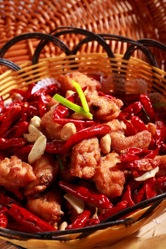 无人,交叉,竖图,俯视,室内,特写,白天,烹饪,中餐,餐桌,桌子,竹子,辣椒,蔬菜,一堆,阴影,堆叠,堆积,竹制,新鲜,编织,反射,篮子,影子,鸡肉,肉,料理,食品,菜肴,美食,肉类,食物,一个,红色,竹篮,中式,佳肴,有机食品,绿色食品,单个,餐台,中华料理,辣子鸡,竹条,堆,交织,竹制品,肉食,辣角,红海椒,大椒,辣虎,广椒,穿插,辣子,红辣椒,海椒,番椒,彩图,高角度拍摄,shjb1