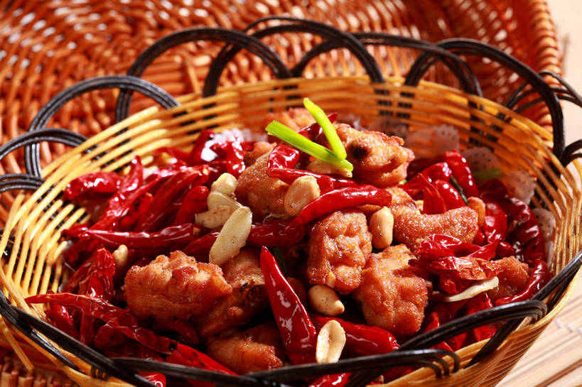 无人,交叉,横图,俯视,室内,特写,白天,烹饪,中餐,餐桌,桌子,竹子,辣椒,蔬菜,一堆,阴影,堆叠,堆积,竹制,新鲜,编织,反射,篮子,影子,鸡肉,肉,料理,食品,菜肴,美食,肉类,食物,一个,红色,竹篮,中式,佳肴,有机食品,绿色食品,单个,餐台,中华料理,辣子鸡,竹条,堆,交织,竹制品,肉食,辣角,红海椒,大椒,辣虎,广椒,穿插,辣子,红辣椒,海椒,番椒,彩图,高角度拍摄,shjb1