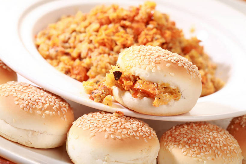 点心,面包,无人,横图,俯视,室内,特写,白天,餐具,一堆,许多,阴影,堆叠,堆积,朦胧,模糊,反射,碟子,盘,影子,芝麻,食品,面点,很多,食物,糕点,排列,两个,白色,盘子,碟,堆,芝麻面包,脂麻,胡麻,白麻,巨胜子,油麻,摆列,彩图,高角度拍摄,布列,分列,shjb1