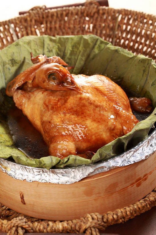 蒸笼,无人,交叉,竖图,俯视,室内,特写,白天,烹饪,中餐,餐桌,桌子,竹子,厨具,叶子,阴影,竹制,编织,反射,包装,包装纸,篮子,铝箔纸,锡箔纸,影子,纸,鸡肉,肉,料理,食品,荷叶,纸张,菜肴,美食,肉类,食物,两个,竹篮,中式,佳肴,餐台,中华料理,竹条,交织,包装材料,竹制品,笼屉,肉食,锡箔,烹饪用具,铝箔,莲叶,穿插,叶,叶片,烹调用具,烹调,彩图,高角度拍摄,淮扬菜,扬州菜肴,shjb1,荷叶鸡