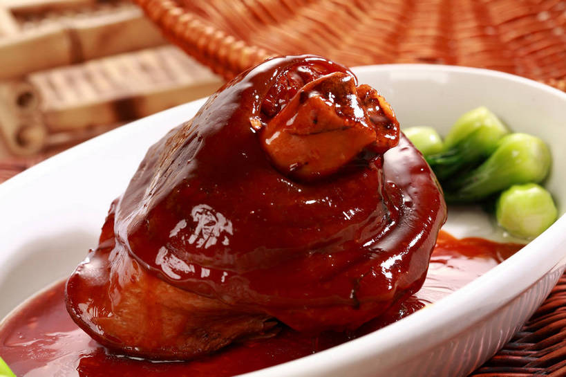 无人,交叉,横图,俯视,室内,特写,白天,烹饪,中餐,餐桌,桌子,竹子,蔬菜,阴影,竹制,新鲜,编织,反射,篮子,影子,陶瓷,青菜,红烧,肉,料理,食品,陶瓷制品,猪肉,菜肴,美食,肉类,食物,一个,绿色,白色,容器,竹篮,碗,中式,佳肴,有机食品,绿色食品,单个,餐台,中华料理,储藏,竹条,交织,竹制品,储存,小白菜,肉食,红烧蹄髈,蹄髈,豚肉,穿插,不结球白菜,红烧菜,彩图,高角度拍摄,肘子,蹄膀,红烧蹄膀,红烧肘子,贮存,shjb1