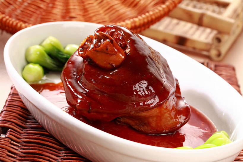 无人,交叉,横图,俯视,室内,特写,白天,烹饪,中餐,餐桌,桌子,竹子,蔬菜,阴影,竹制,新鲜,编织,反射,篮子,影子,陶瓷,青菜,红烧,肉,料理,食品,陶瓷制品,猪肉,菜肴,美食,肉类,食物,一个,绿色,白色,容器,竹篮,碗,中式,佳肴,有机食品,绿色食品,单个,餐台,中华料理,储藏,竹条,交织,竹制品,储存,小白菜,肉食,红烧蹄髈,蹄髈,豚肉,穿插,不结球白菜,红烧菜,彩图,高角度拍摄,肘子,蹄膀,红烧蹄膀,红烧肘子,贮存,shjb1