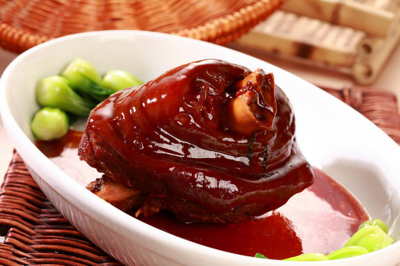 无人,交叉,横图,俯视,室内,特写,白天,烹饪,中餐,餐桌,桌子,竹子,蔬菜,阴影,竹制,新鲜,编织,反射,篮子,影子,陶瓷,青菜,红烧,肉,料理,食品,陶瓷制品,猪肉,菜肴,美食,肉类,食物,一个,绿色,白色,容器,竹篮,碗,中式,佳肴,有机食品,绿色食品,单个,餐台,中华料理,储藏,竹条,交织,竹制品,储存,小白菜,肉食,红烧蹄髈,蹄髈,豚肉,穿插,不结球白菜,红烧菜,彩图,高角度拍摄,肘子,蹄膀,红烧蹄膀,红烧肘子,贮存,shjb1