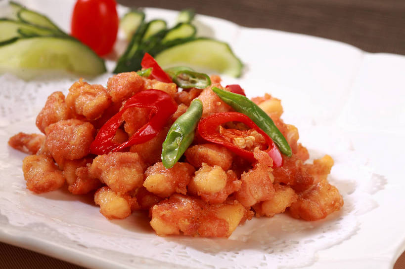 无人,横图,俯视,室内,特写,白天,烹饪,中餐,餐桌,桌子,黄瓜,辣椒,蔬菜,西红柿,小番茄,餐具,切开,阴影,朦胧,模糊,新鲜,反射,碟子,盘,影子,肉,料理,食品,猪肉,菜肴,美食,肉类,食物,一个,白色,盘子,碟,切,中式,佳肴,有机食品,绿色食品,单个,餐台,中华料理,配菜,剖面,肉食,切面,辣角,红海椒,大椒,辣虎,广椒,豚肉,湖南菜,湘菜,小西红柿,樱桃小番茄,珍珠小番茄,樱桃番茄,圣女果,青瓜,辣子,胡瓜,红辣椒,海椒,番茄,番椒,彩图,高角度拍摄,辣椒炒肉,shjb1