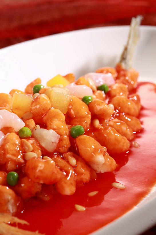 无人,竖图,俯视,室内,特写,白天,烹饪,中餐,植物,餐桌,桌子,豆,蔬菜,餐具,阴影,朦胧,模糊,新鲜,反射,鱼,碟子,盘,影子,豆类,豆子,肉,虾仁,鱼肉,料理,食品,水产,菜肴,美食,肉类,鱼类,食物,一个,白色,盘子,碟,中式,佳肴,有机食品,绿色食品,单个,餐台,中华料理,虾肉,水生动物,水生物,肉食,豆科,桂鱼,鳜鱼,青大豆,鳌花鱼,青豆,彩图,高角度拍摄,江苏菜,淡水生物,河鲜,松鼠桂鱼,苏菜,shjb1