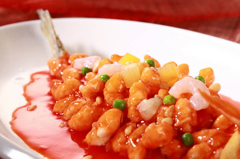 无人,横图,俯视,室内,特写,白天,烹饪,中餐,植物,餐桌,桌子,豆,蔬菜,餐具,阴影,朦胧,模糊,新鲜,反射,鱼,碟子,盘,影子,豆类,豆子,肉,虾仁,鱼肉,料理,食品,水产,菜肴,美食,肉类,鱼类,食物,一个,白色,盘子,碟,中式,佳肴,有机食品,绿色食品,单个,餐台,中华料理,虾肉,水生动物,水生物,肉食,豆科,桂鱼,鳜鱼,青大豆,鳌花鱼,青豆,彩图,高角度拍摄,江苏菜,淡水生物,河鲜,松鼠桂鱼,苏菜,shjb1