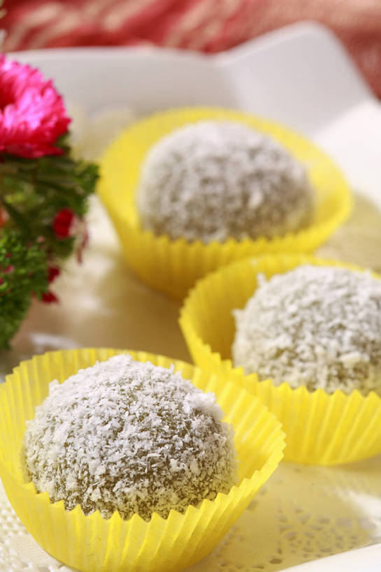 点心,无人,竖图,俯视,室内,特写,白天,餐桌,桌子,芹菜,蔬菜,餐具,叶子,阴影,朦胧,模糊,新鲜,盛开,反射,布料,碟子,盘,影子,食品,甜点,甜品,绿叶,花蕾,布纹,桌布,花,花瓣,花朵,鲜花,食物,糕点,三个,一个,白色,盘子,餐巾,碟,台布,甜食,花苞,花蕊,嫩叶,有机食品,绿色食品,荷兰芹,欧芹,香芹,单个,餐台,草饼,纸托,配菜,法香,巴西利,洋香菜,洋芫荽,法国香菜,旱芹菜,番荽,蛋糕托,蛋糕托纸,蛋糕纸托,麻糬,叶,叶片,餐桌布,彩图,高角度拍摄,shjb1