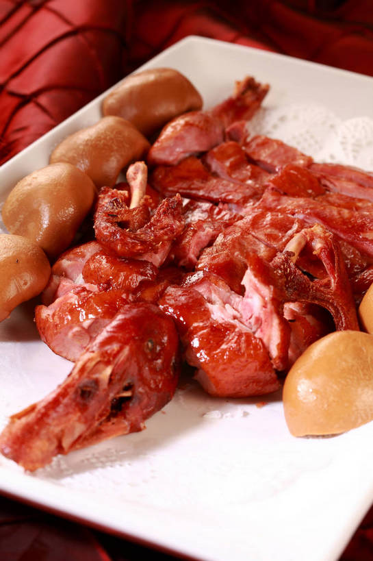 点心,烤鸭,无人,竖图,俯视,室内,特写,白天,烹饪,中餐,餐桌,桌子,餐具,一排,切开,阴影,整齐,反射,布料,碟子,盘,影子,肉,料理,食品,面点,布纹,鸭肉,菜肴,美食,肉类,桌布,食物,排列,一个,红色,白色,盘子,餐巾,碟,台布,切,中式,佳肴,单个,餐台,中华料理,队列,剖面,肉食,北京烤鸭,切面,北京菜,京帮菜,京菜,餐桌布,彩图,高角度拍摄,窝窝头,shjb1