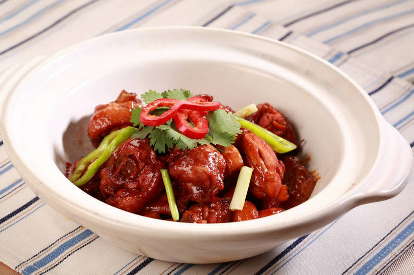 无人,横图,俯视,室内,特写,白天,烹饪,中餐,餐桌,桌子,辣椒,蔬菜,叶子,阴影,新鲜,反射,布料,影子,陶瓷,葱,青葱,红烧,鸡肉,肉,料理,食品,绿叶,陶瓷制品,布纹,菜肴,美食,肉类,桌布,食物,一个,白色,餐巾,容器,台布,碗,中式,嫩叶,佳肴,有机食品,绿色食品,单个,餐台,中华料理,储藏,配菜,储存,肉食,彩椒,辣角,红海椒,大椒,辣虎,广椒,红烧菜,叶,叶片,甜椒,柿子椒,辣子,海椒,番椒,灯笼椒,餐桌布,彩图,高角度拍摄,贮存,红烧鸡块,shjb1