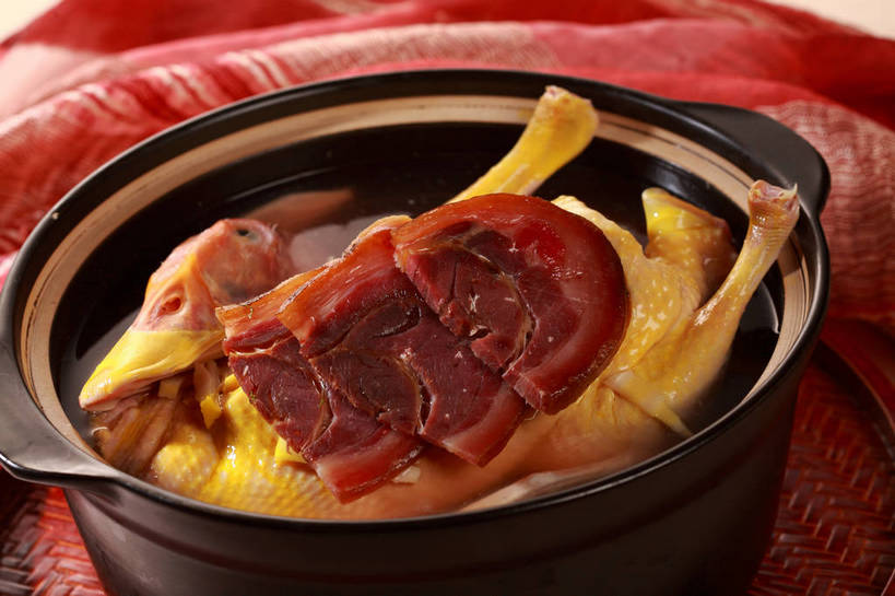 无人,横图,俯视,室内,特写,白天,烹饪,中餐,餐桌,桌子,厨具,阴影,反射,布料,锅子,砂锅,影子,陶瓷,肉,汤,料理,食品,陶瓷制品,布纹,锅,鸭肉,菜肴,美食,肉类,桌布,食物,一个,红色,黑色,餐巾,台布,中式,佳肴,单个,餐台,锅具,中华料理,肉食,烹饪用具,烹调用具,餐桌布,烹调,彩图,高角度拍摄,老鸭汤,shjb1