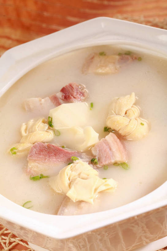 无人,竖图,俯视,室内,特写,白天,烹饪,中餐,餐桌,桌子,阴影,反射,影子,陶瓷,肉,汤,料理,食品,陶瓷制品,豆腐皮,咸肉,菜肴,美食,肉类,食物,腌制,一个,白色,容器,碗,中式,佳肴,单个,餐台,中华料理,储藏,豆制品,储存,腌肉,肉食,百叶,百叶结,消食,盐肉,渍肉,彩图,高角度拍摄,千张,贮存,开胃,shjb1,百叶结咸肉汤,咸肉百叶结