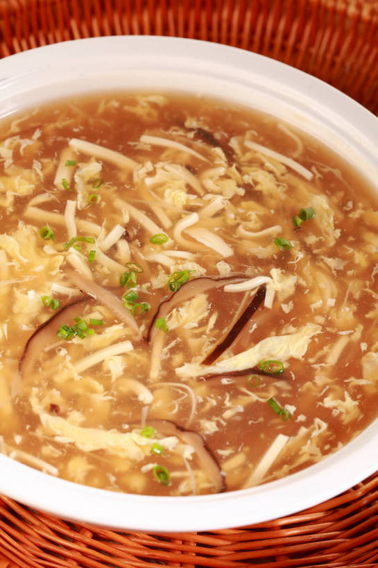 豆腐,无人,交叉,竖图,俯视,室内,特写,白天,烹饪,中餐,餐桌,桌子,竹子,蔬菜,阴影,竹制,新鲜,编织,反射,篮子,影子,陶瓷,菌菇,香菇,汤,料理,食品,陶瓷制品,菌类,菜肴,美食,食物,两个,白色,容器,竹篮,碗,中式,食用菌,佳肴,有机食品,绿色食品,餐台,中华料理,储藏,竹条,交织,豆腐汤,竹制品,真菌,豆制品,储存,穿插,椎茸,羹汤,彩图,高角度拍摄,平庄菇,香菌,香蕈,贮存,shjb1,豆腐香菇蛋花汤,香菇蛋花豆腐汤