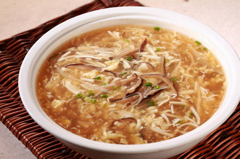 豆腐,无人,交叉,横图,俯视,室内,特写,白天,烹饪,中餐,餐桌,桌子,竹子,蔬菜,阴影,竹制,新鲜,编织,反射,影子,陶瓷,菌菇,香菇,汤,料理,食品,陶瓷制品,菌类,菜肴,美食,食物,一个,白色,容器,碗,中式,食用菌,佳肴,有机食品,绿色食品,单个,餐台,中华料理,储藏,竹条,交织,豆腐汤,竹制品,真菌,豆制品,储存,穿插,椎茸,羹汤,彩图,高角度拍摄,平庄菇,香菌,香蕈,贮存,shjb1,豆腐香菇蛋花汤,香菇蛋花豆腐汤