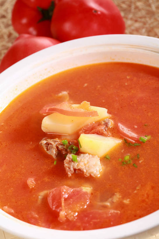 骨骼,无人,竖图,俯视,室内,特写,白天,烹饪,中餐,餐桌,桌子,蔬菜,土豆,西红柿,阴影,新鲜,反射,影子,陶瓷,葱,青葱,排骨,肉,汤,料理,食品,陶瓷制品,骨头,猪肉,菜肴,美食,肉类,食物,一个,红色,白色,容器,碗,中式,佳肴,有机食品,绿色食品,单个,餐台,中华料理,储藏,骨架,储存,小排,肉食,豚肉,馍馍蛋,洋芋,洋柿子,山药蛋,马铃薯,柑仔蜜,番茄,臭柿,彩图,高角度拍摄,排骨汤,六月柿,贮存,喜报三元,shjb1,西红柿土豆排骨汤