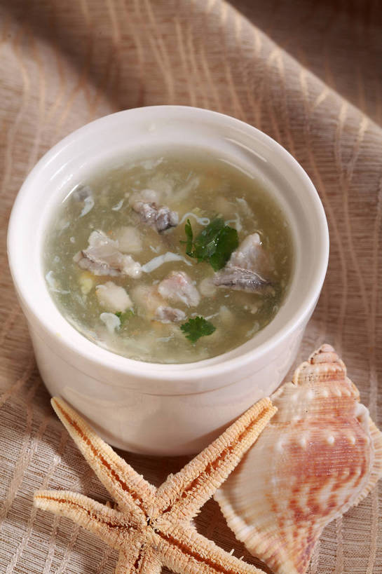 无人,竖图,俯视,室内,特写,白天,烹饪,餐桌,桌子,海星,蔬菜,贝壳,叶子,阴影,新鲜,反射,布料,影子,陶瓷,肉,汤,鱼肉,鱼片,料理,食品,绿叶,陶瓷制品,布纹,菜肴,美食,肉类,海洋生物,桌布,食物,一个,白色,动物,餐巾,容器,台布,碗,嫩叶,生物,佳肴,有机食品,绿色食品,单个,餐台,储藏,储存,鱼汤,肉食,棘皮动物门,叶,叶片,贝类外壳,海螺壳,软体动物外壳,星鱼,餐桌布,彩图,高角度拍摄,贮存,shjb1,鱼片汤