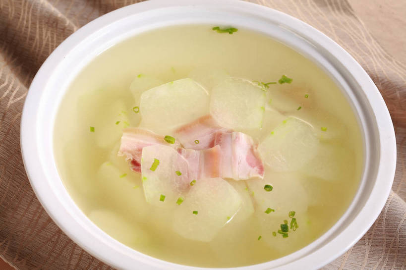 无人,横图,俯视,室内,特写,白天,烹饪,中餐,餐桌,桌子,蔬菜,阴影,新鲜,反射,布料,影子,陶瓷,葱,青葱,肉,汤,料理,食品,陶瓷制品,布纹,咸肉,冬瓜,菜肴,美食,肉类,桌布,食物,腌制,一个,白色,餐巾,容器,台布,碗,中式,白瓜,佳肴,有机食品,绿色食品,单个,餐台,中华料理,储藏,储存,腌肉,肉食,消食,盐肉,渍肉,水芝,餐桌布,彩图,高角度拍摄,白冬瓜,地芝,东瓜,濮瓜,枕瓜,贮存,开胃,shjb1,冬瓜咸肉汤